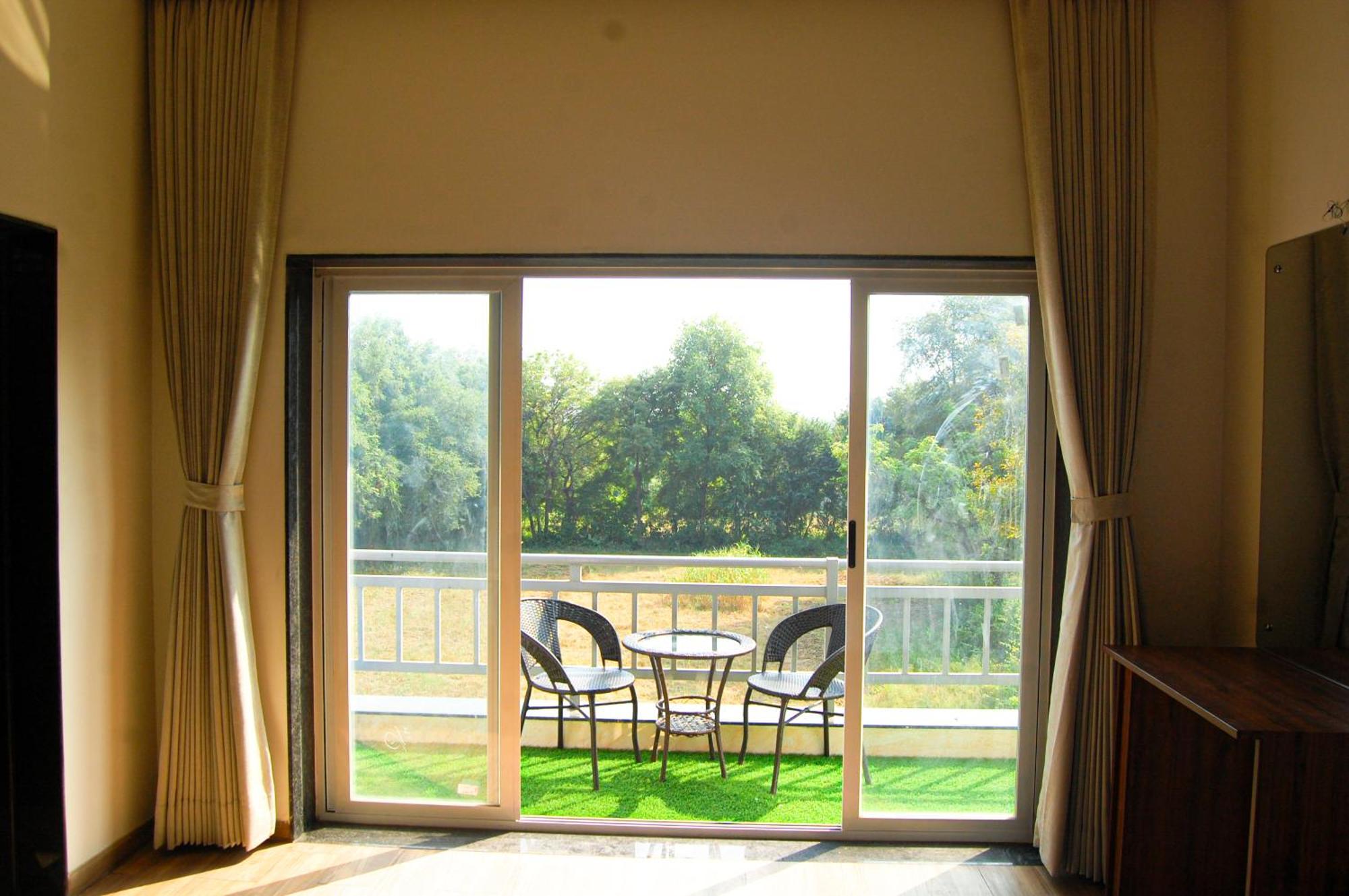 Krishna Riverside Resort Vasad Eksteriør billede