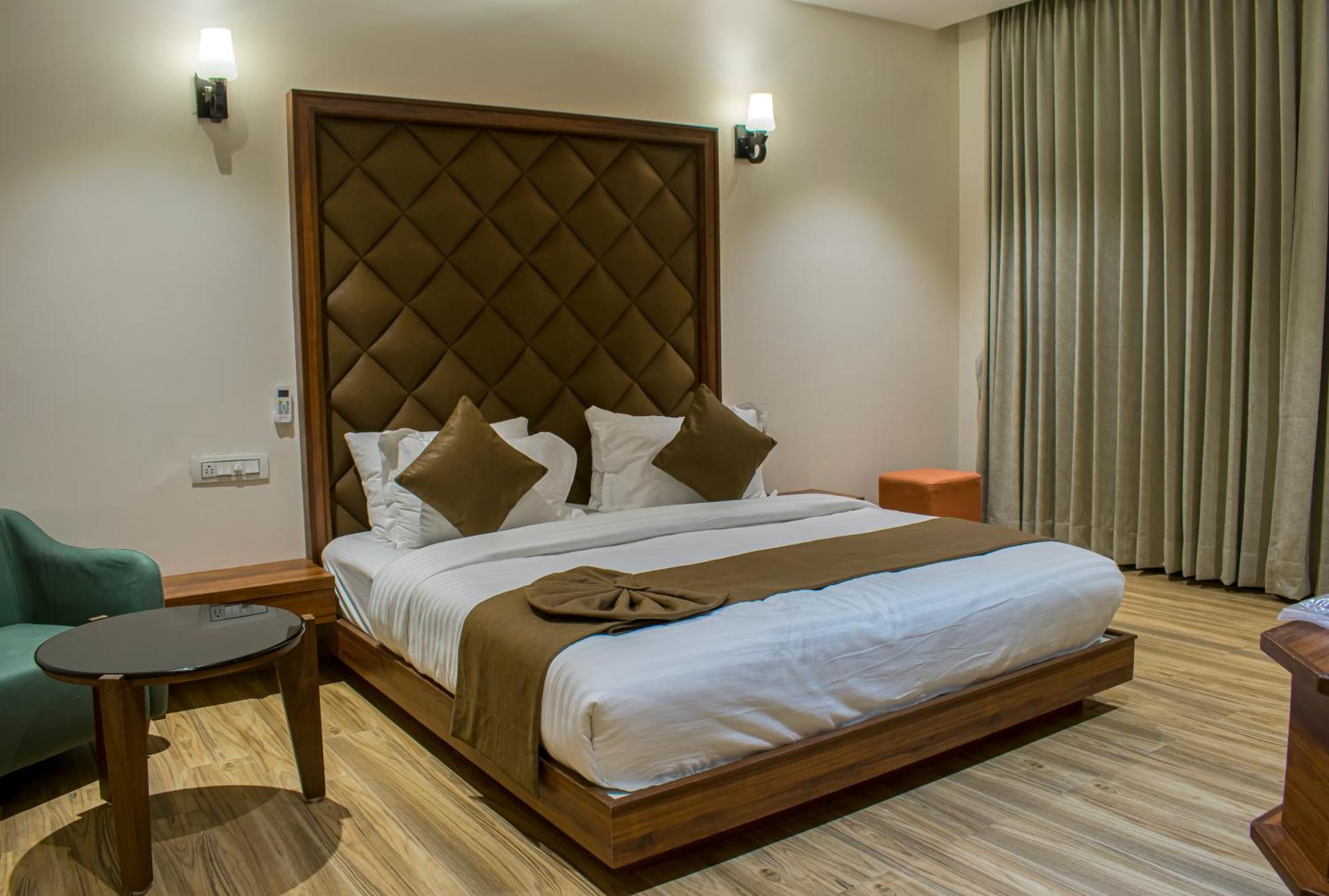 Krishna Riverside Resort Vasad Eksteriør billede