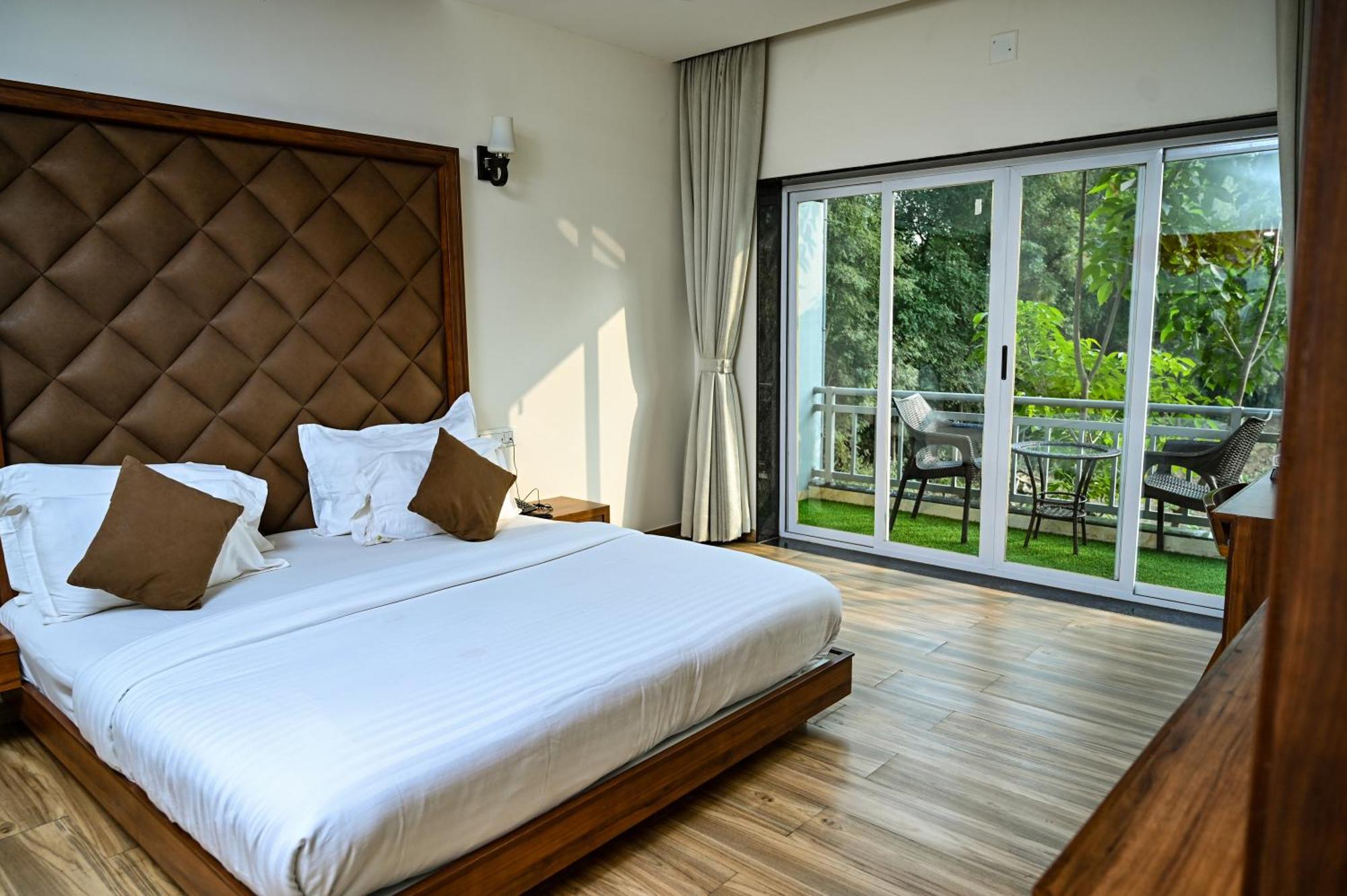 Krishna Riverside Resort Vasad Eksteriør billede