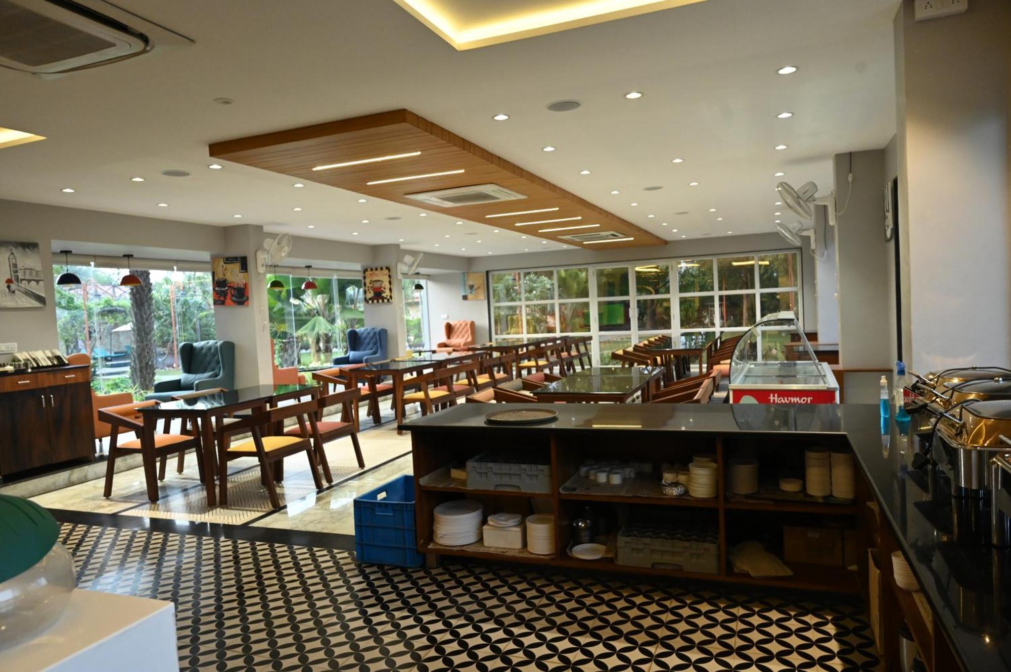 Krishna Riverside Resort Vasad Eksteriør billede