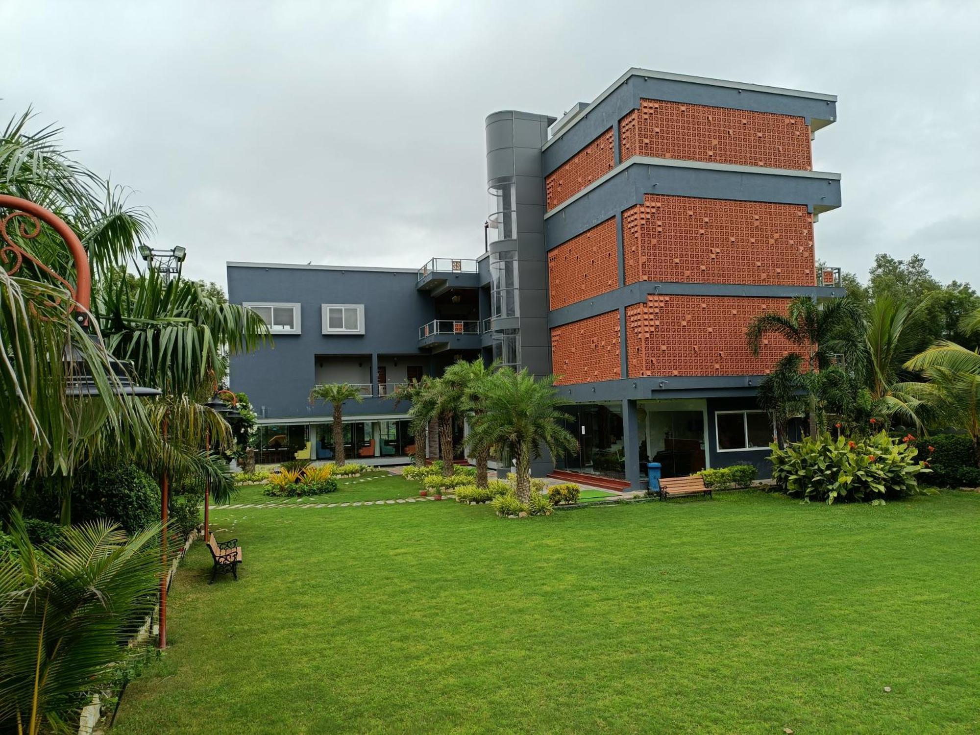 Krishna Riverside Resort Vasad Eksteriør billede
